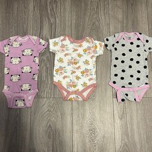 Baby onesies (3)